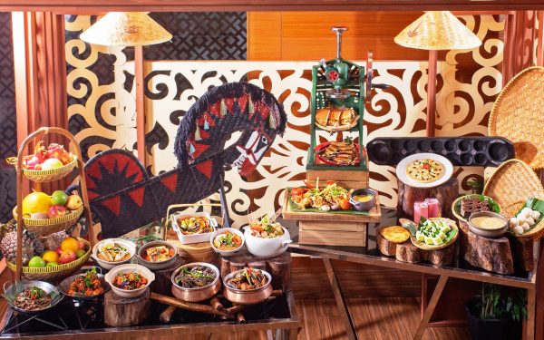 Enjoy a world of flavour buffet at Makan Kitchen serving authentic cuisines.
