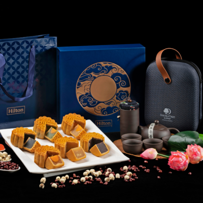 mooncake boxes with mooncakes and tea pot set