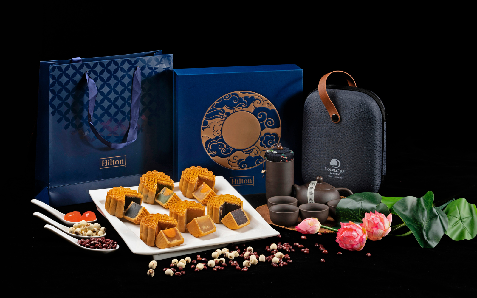 mooncake boxes with mooncakes and tea pot set