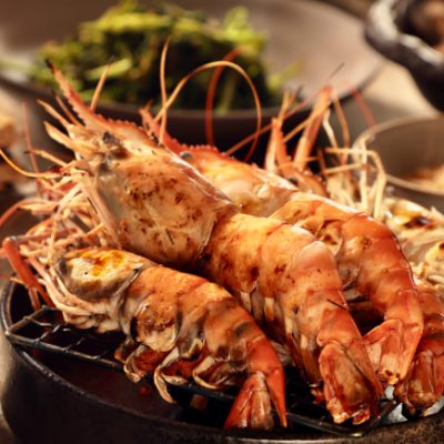 Savour in one of the best Chinese restaurant in Kuching, Toh Yuen, featuring freshly grilled crustacean.