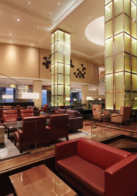 The photo shows the lobby and lounge area of Hilton KL.