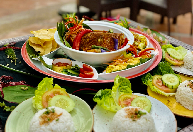 A dulang lunch set inclusive of ulam-ulaman & telur masin, kari kepala ikan and more.