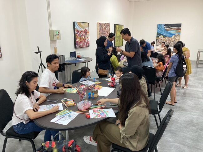 A group of people is participating in the seni weekend class.