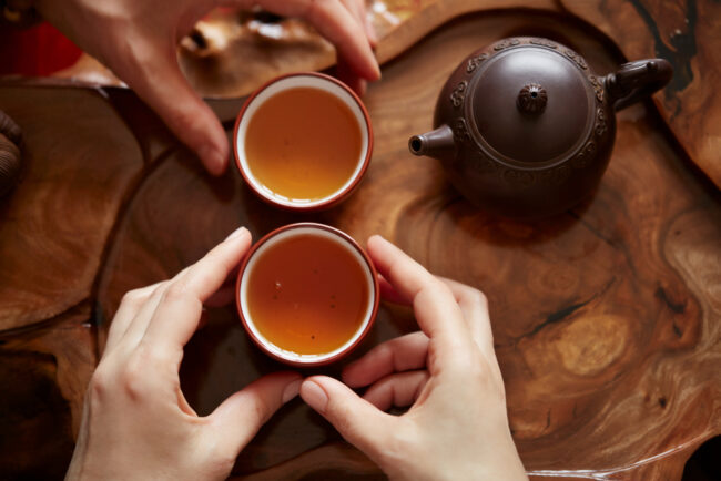a pot and 2 cups of pu erh tea